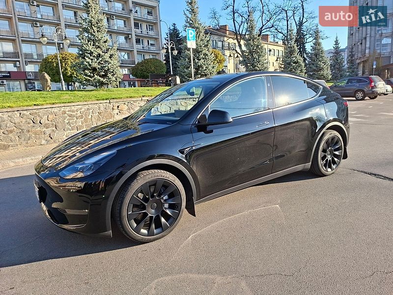 Tesla Model Y 2024