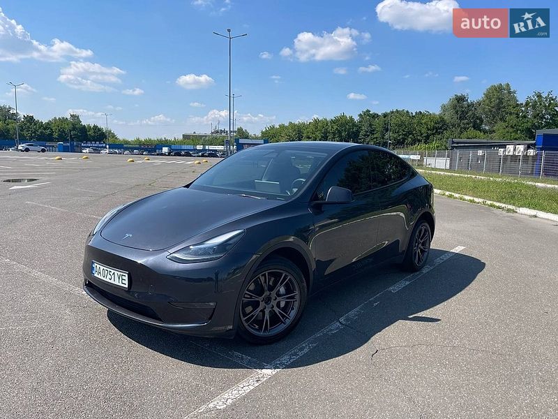 Tesla Model Y 2024