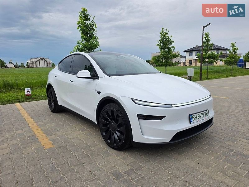 Tesla Model Y 2025