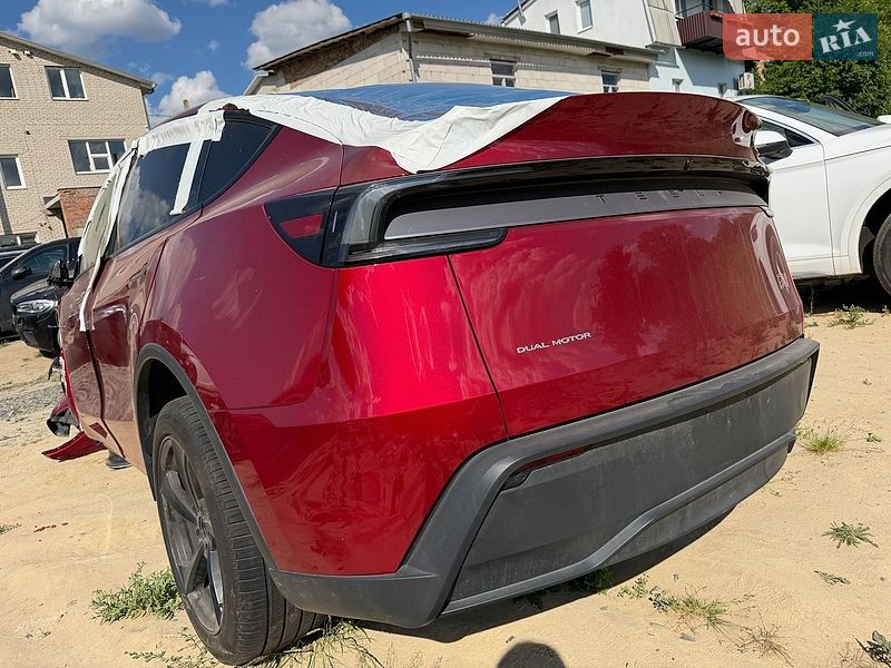 Tesla Model Y 2025