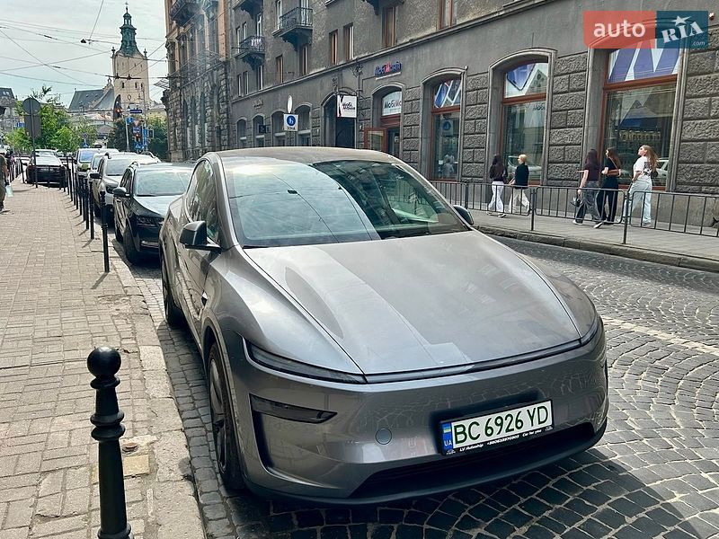 Tesla Model Y 2025