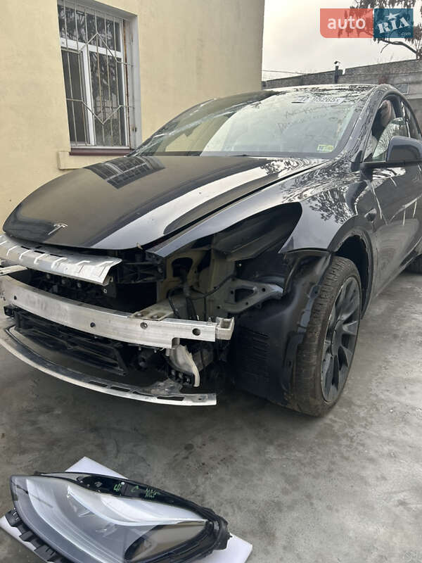 Tesla Model Y 2024