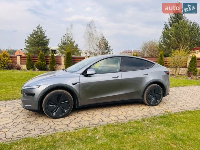 Tesla Model Y 2025