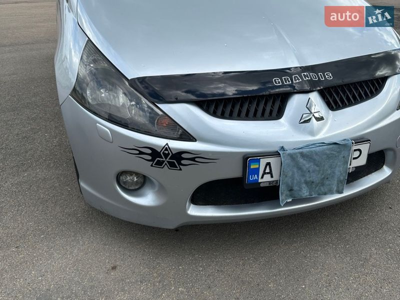 Mitsubishi Grandis 2005
