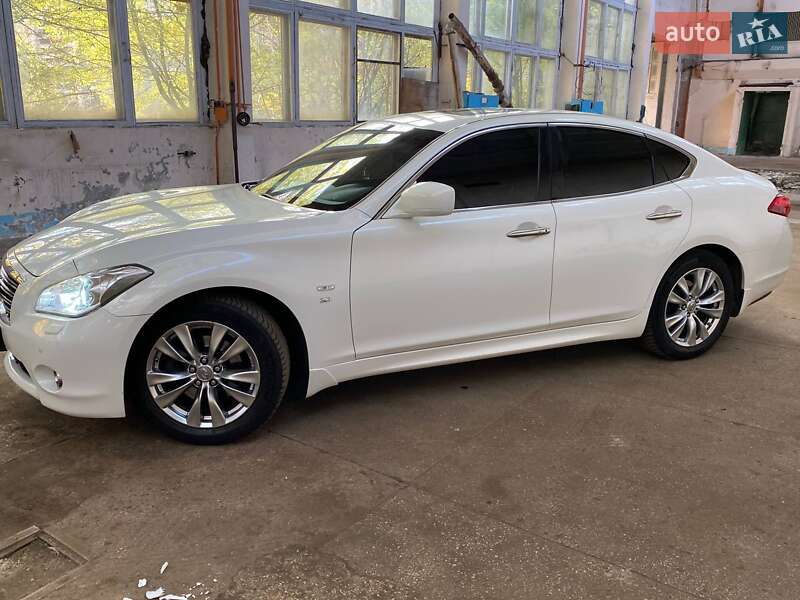Infiniti Q70 2015