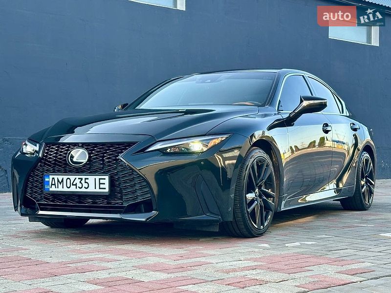 Lexus IS 2024