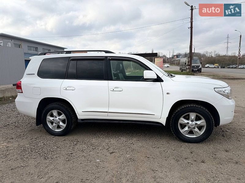 Toyota Land Cruiser 2011