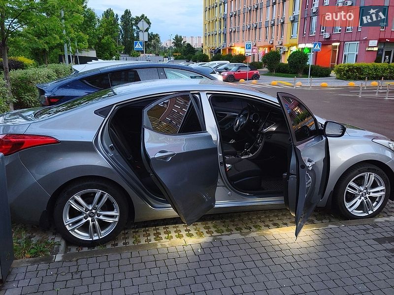 Hyundai Elantra 2012