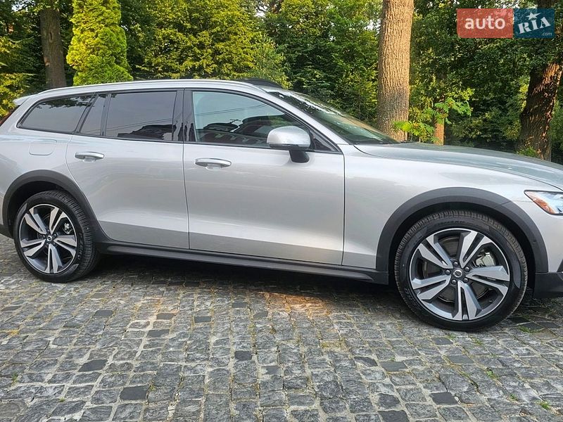 Volvo V60 Cross Country 2025