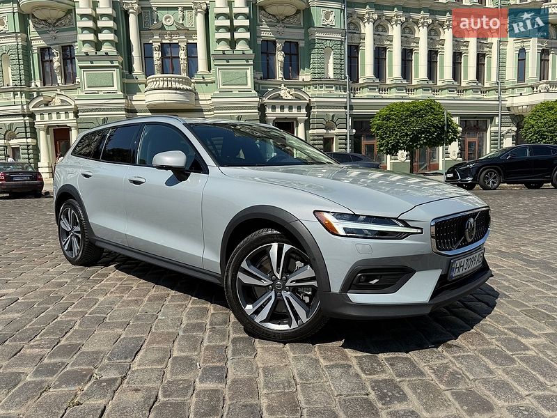 Volvo V60 Cross Country 2023