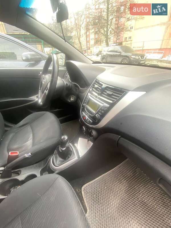Hyundai Accent 2012