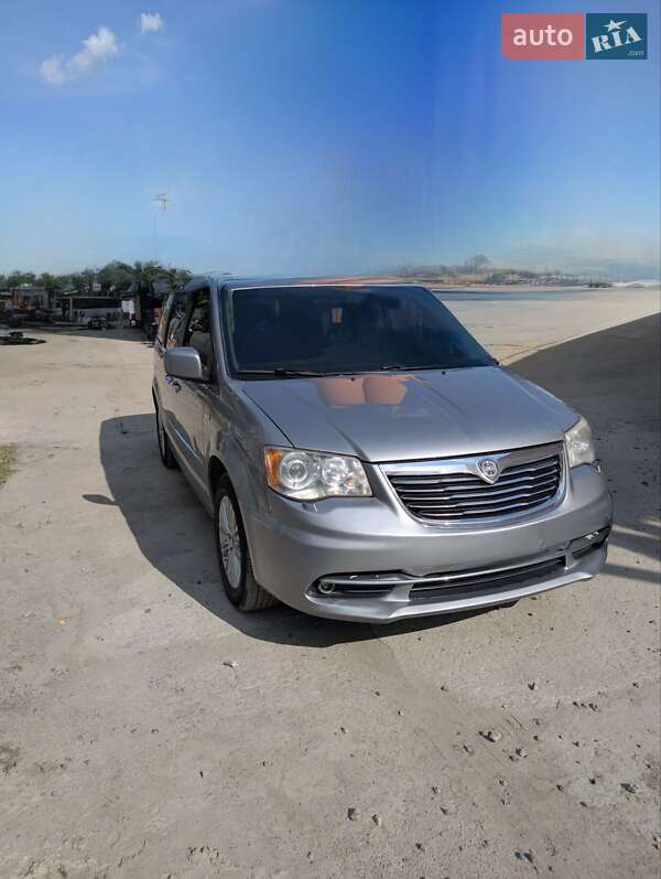 Lancia Voyager 2013