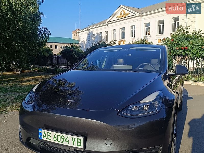 Tesla Model Y 2024