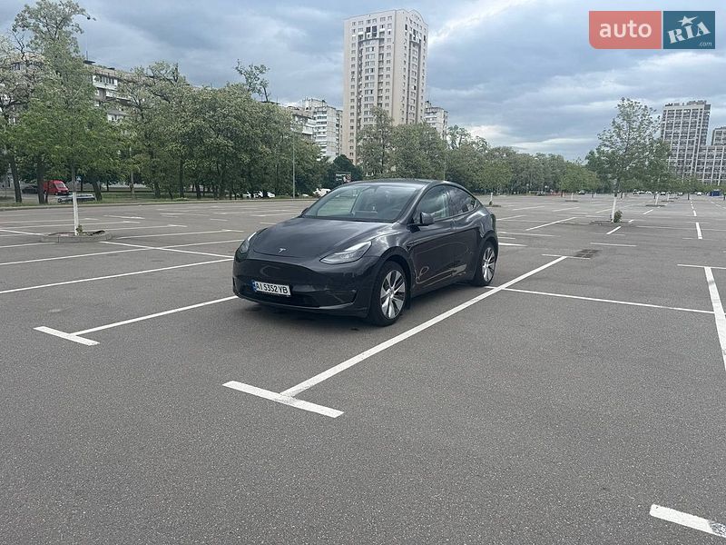 Tesla Model Y 2024