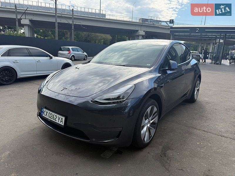 Tesla Model Y 2024