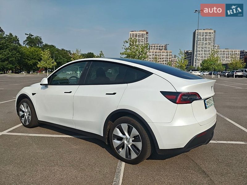 Tesla Model Y 2024