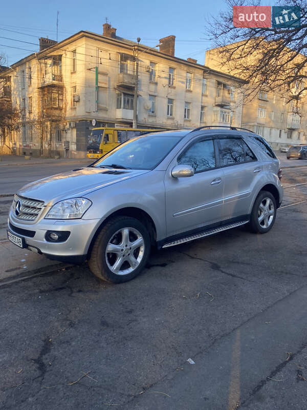 Mercedes-Benz M-Class 2005